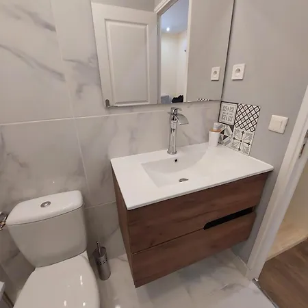 Belle Avec 2 2 Salles De Bain & Parking Gratuit Dans Le Rue Rdc Proche Centre Apartman