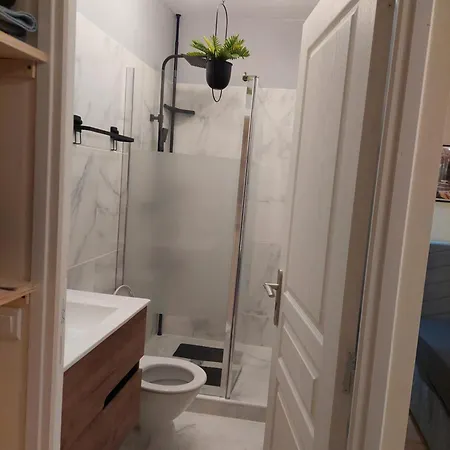 Belle Avec 2 2 Salles De Bain & Parking Gratuit Dans Le Rue Rdc Proche Centre *