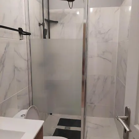 Belle Avec 2 2 Salles De Bain & Parking Gratuit Dans Le Rue Rdc Proche Centre Apartman Épernay