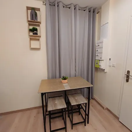 Belle Avec 2 2 Salles De Bain & Parking Gratuit Dans Le Rue Rdc Proche Centre * Épernay