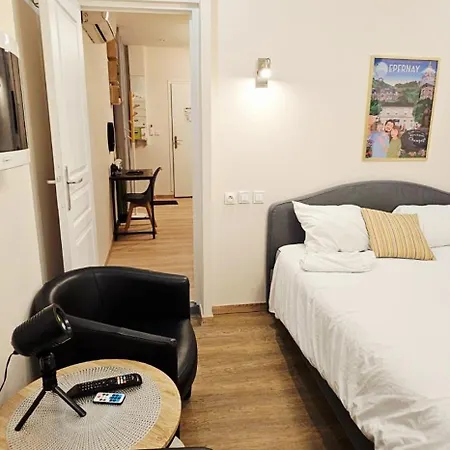 Belle Avec 2 2 Salles De Bain & Parking Gratuit Dans Le Rue Rdc Proche Centre Apartament Épernay