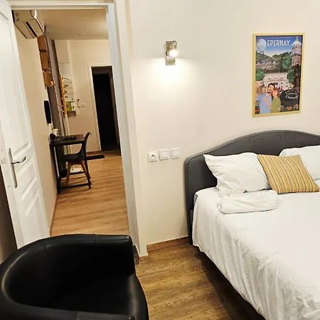 Apartament Belle Avec 2 2 Salles De Bain & Parking Gratuit Dans Le Rue Rdc Proche Centre