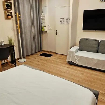 Belle Avec 2 2 Salles De Bain & Parking Gratuit Dans Le Rue Rdc Proche Centre Apartament Épernay