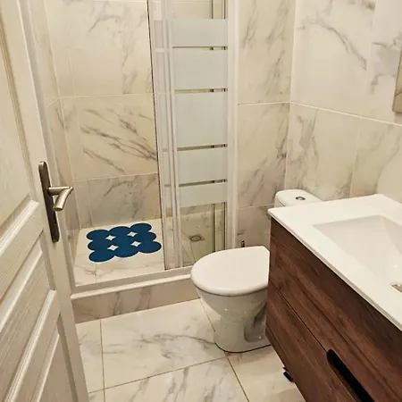 Belle Avec 2 2 Salles De Bain & Parking Gratuit Dans Le Rue Rdc Proche Centre * Épernay