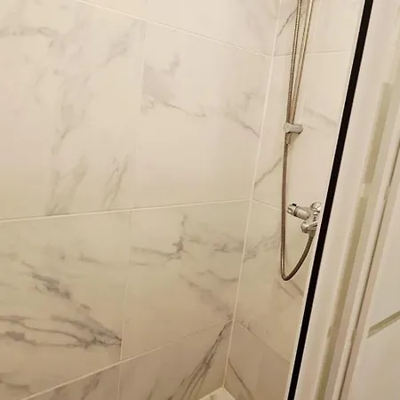 Belle Avec 2 2 Salles De Bain & Parking Gratuit Dans Le Rue Rdc Proche Centre Apartament *