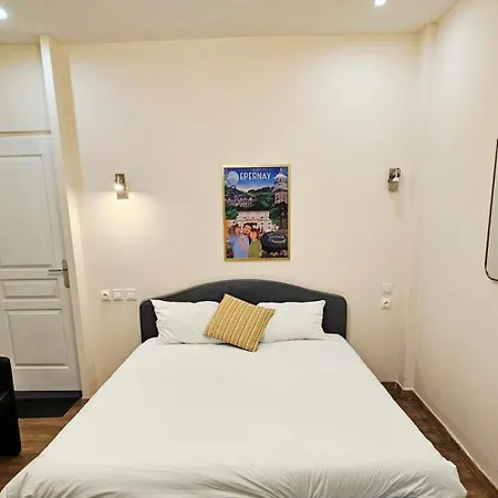 Belle Avec 2 2 Salles De Bain & Parking Gratuit Dans Le Rue Rdc Proche Centre