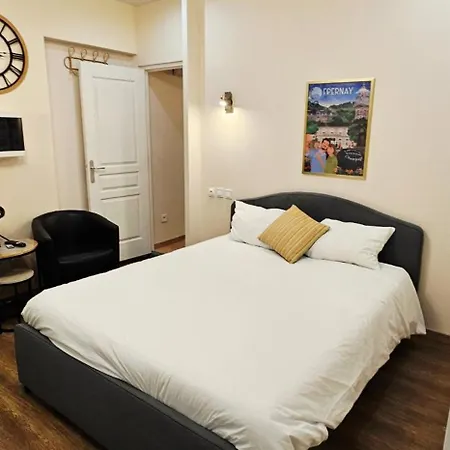 Belle Avec 2 2 Salles De Bain & Parking Gratuit Dans Le Rue Rdc Proche Centre Apartament *