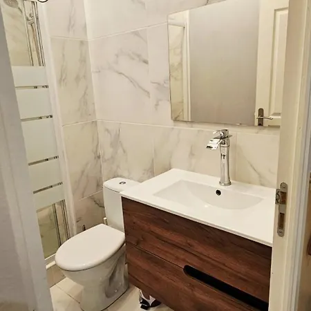 Apartment Belle Avec 2 2 Salles De Bain & Parking Gratuit Dans Le Rue Rdc Proche Centre *