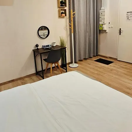 Belle Avec 2 2 Salles De Bain & Parking Gratuit Dans Le Rue Rdc Proche Centre * Épernay