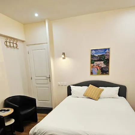 Apartament Belle Avec 2 2 Salles De Bain & Parking Gratuit Dans Le Rue Rdc Proche Centre