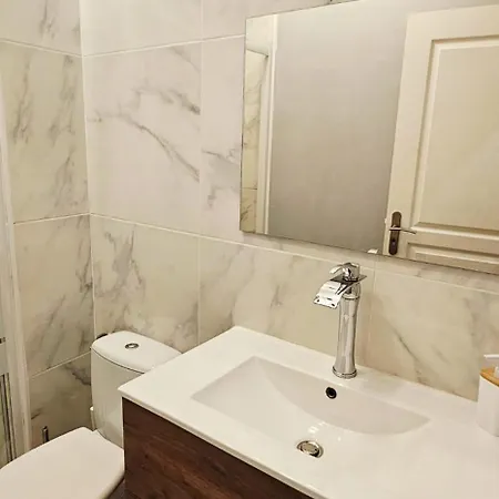 Belle Avec 2 2 Salles De Bain & Parking Gratuit Dans Le Rue Rdc Proche Centre Apartament Épernay