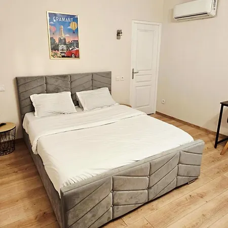 Apartment Belle Avec 2 2 Salles De Bain & Parking Gratuit Dans Le Rue Rdc Proche Centre *